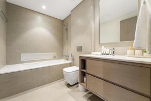 Panoramic 2BR with Pool & Burj View Next to Mall