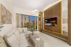 Panoramic 2BR with Pool & Burj View Next to Mall