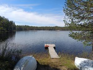 Erä 26, kahden makuuhuoneen kelomökki Syötteellä valaistun ladun vieressä