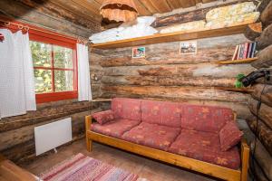 Erä 26, kahden makuuhuoneen kelomökki Syötteellä valaistun ladun vieressä