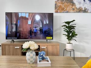 Prime Toowong 3BR Apt - Walk to Shops and Transport