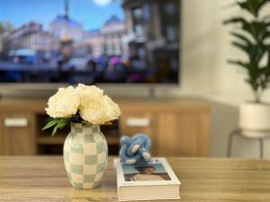 Prime Toowong 3BR Apt - Walk to Shops and Transport