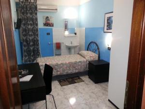 Single Room with Shared Bathroom