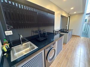 Super Luxury 4 Bedroom Private Pool Villa with Jacuzzi, Near 711, 10 minutes to Walking Street and Pattaya Beach - MT4