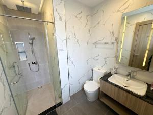 Super Luxury 4 Bedroom Private Pool Villa with Jacuzzi, Near 711, 10 minutes to Walking Street and Pattaya Beach - MT4