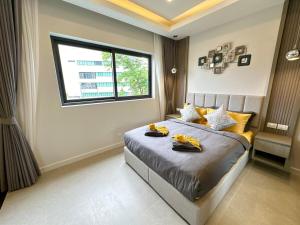 Super Luxury 4 Bedroom Private Pool Villa with Jacuzzi, Near 711, 10 minutes to Walking Street and Pattaya Beach - MT4