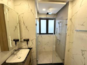 Super Luxury 4 Bedroom Private Pool Villa with Jacuzzi, Near 711, 10 minutes to Walking Street and Pattaya Beach - MT4