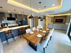 Super Luxury 4 Bedroom Private Pool Villa with Jacuzzi, Near 711, 10 minutes to Walking Street and Pattaya Beach - MT4