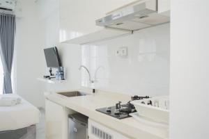 Nice and Homey Studio Room at Sky House BSD Apartment By Travelio