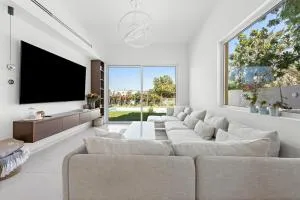 Elegant lakeside villa with a private pool - Dubai