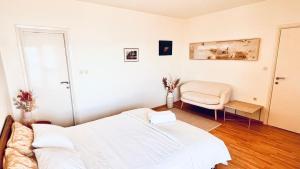 Beach Villa Apartment w Sea Sunset Views, 4 Stars, Sibenik