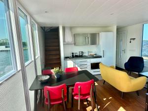 Houseboat Robbedoes - Vrij uitzicht op het Sneekermeer