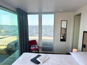 Houseboat Robbedoes - Vrij uitzicht op het Sneekermeer