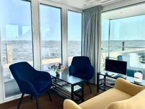 Houseboat Robbedoes - Vrij uitzicht op het Sneekermeer