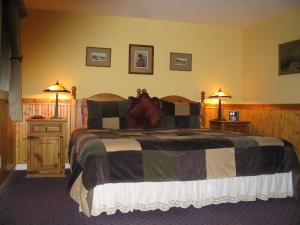 Double Room with Patio room in Arden Forest Inn