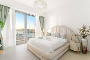 Elegant 1BR Apt with Balcony Views of Burj Khalifa & Dubai Canal