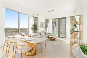 Elegant 1BR Apt with Balcony Views of Burj Khalifa & Dubai Canal