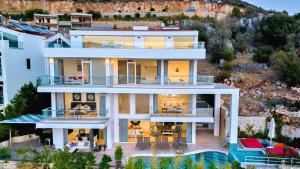 6 Bedroom Luxury Villa Close to the beach