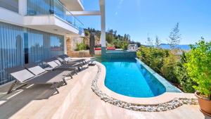 6 Bedroom Luxury Villa Close to the beach
