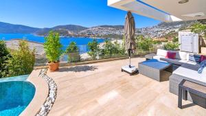 6 Bedroom Luxury Villa Close to the beach