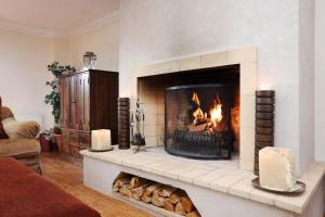 JOIVY Greenknowes Farmhouse with Hot Tub and Bar