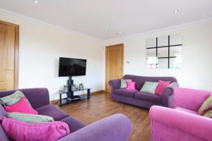 JOIVY Greenknowes Farmhouse with Hot Tub and Bar