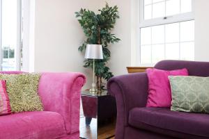 JOIVY Greenknowes Farmhouse with Hot Tub and Bar