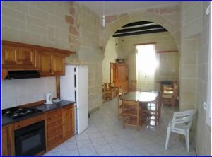 Shared cauchi corner house with roof top pool and pay per use aircondition