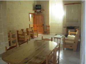 Shared cauchi corner house with roof top pool and pay per use aircondition