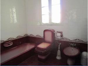Shared cauchi corner house with roof top pool and pay per use aircondition