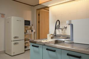 Walking Distance to Sindorim Station, 3 Rooms, 4 Queen Beds, 2 Bathrooms, 1 Minute to Yeongdeungpo Station Bus Stop