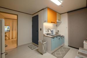 Walking Distance to Sindorim Station, 3 Rooms, 4 Queen Beds, 2 Bathrooms, 1 Minute to Yeongdeungpo Station Bus Stop