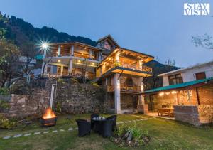 Stayvista at Tulip Terraces Cozy Mountain Home with Fireplace