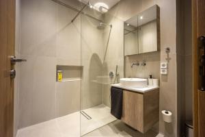 Modern Central Apartment with Balcony - Near Metro