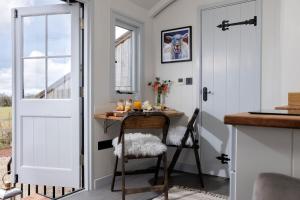 Luxury Shepherd hut with hot tub