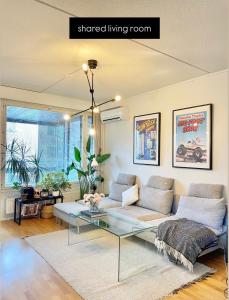 King-size bed private room in shared apartment near Sello