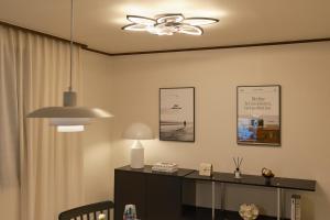 Walking Distance to Sindorim Station, 3 Rooms, 4 Queen Beds, 2 Bathrooms, 1 Minute to Yeongdeungpo Station Bus Stop