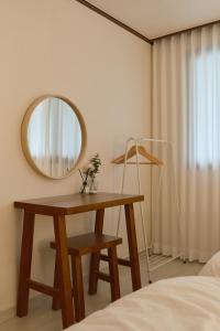 Walking Distance to Sindorim Station, 3 Rooms, 4 Queen Beds, 2 Bathrooms, 1 Minute to Yeongdeungpo Station Bus Stop