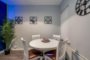 2 Bedrooms House By Boyeilles Apartments Short Lets & Serviced Accommodation Belfast With Free Wifi