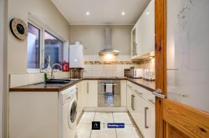 2 Bedrooms House By Boyeilles Apartments Short Lets & Serviced Accommodation Belfast With Free Wifi