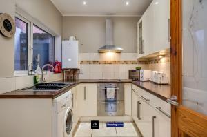 2 Bedrooms House By Boyeilles Apartments Short Lets & Serviced Accommodation Belfast With Free Wifi