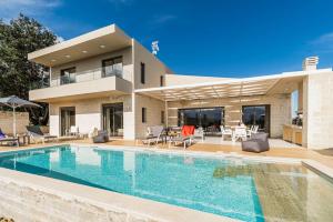 Villa Orientem Bis by PosarelliVillas