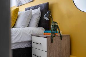Stylish 2BR Apartment near MCR Airport
