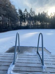 Saarjärve Väike Puhkemaja järve ääres