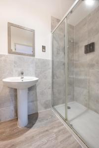 Shinfield Studio Luxury Stay - 2 Parking - Family & Business