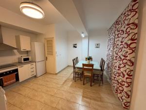 L13 - 5 Bedrooms 2 Baths, Very Large Apartment by the Sea