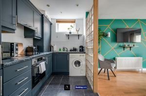 2 Bed House By Boyeilles Apartments Short Lets & Serviced Accommodation Belfast With Balcony & Free Parking