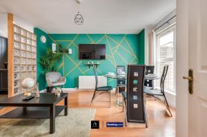 2 Bed House By Boyeilles Apartments Short Lets & Serviced Accommodation Belfast With Balcony & Free Parking