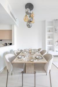 Luxury 4BR with Hermes Touch & Burj Khalifa View