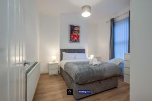3 Bedrooms 1 Bath City Centre Home By Boyeilles Apartments Short Lets & Serviced Accommodation Belfast With Free Parking
